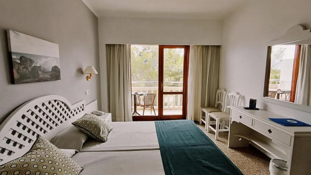 Chambre double avec vue latérale sur la mer (2 adultes + 1 enfant) — Hotel Pinos Playa