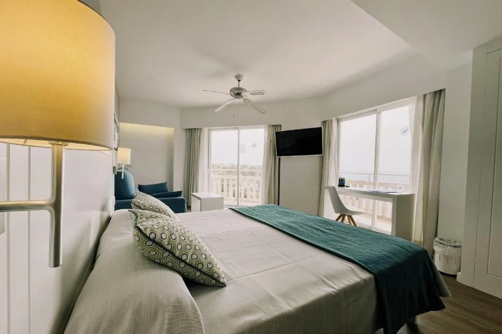 Suite junior avec vue sur la mer (2 adultes + 1 enfant) — Hotel Pinos Playa