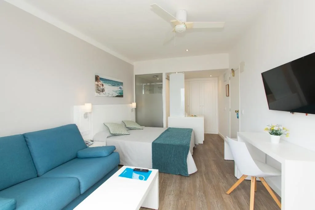 Suite junior avec vue latérale sur la mer (2 adultes + 1 enfant) — Hotel Pinos Playa