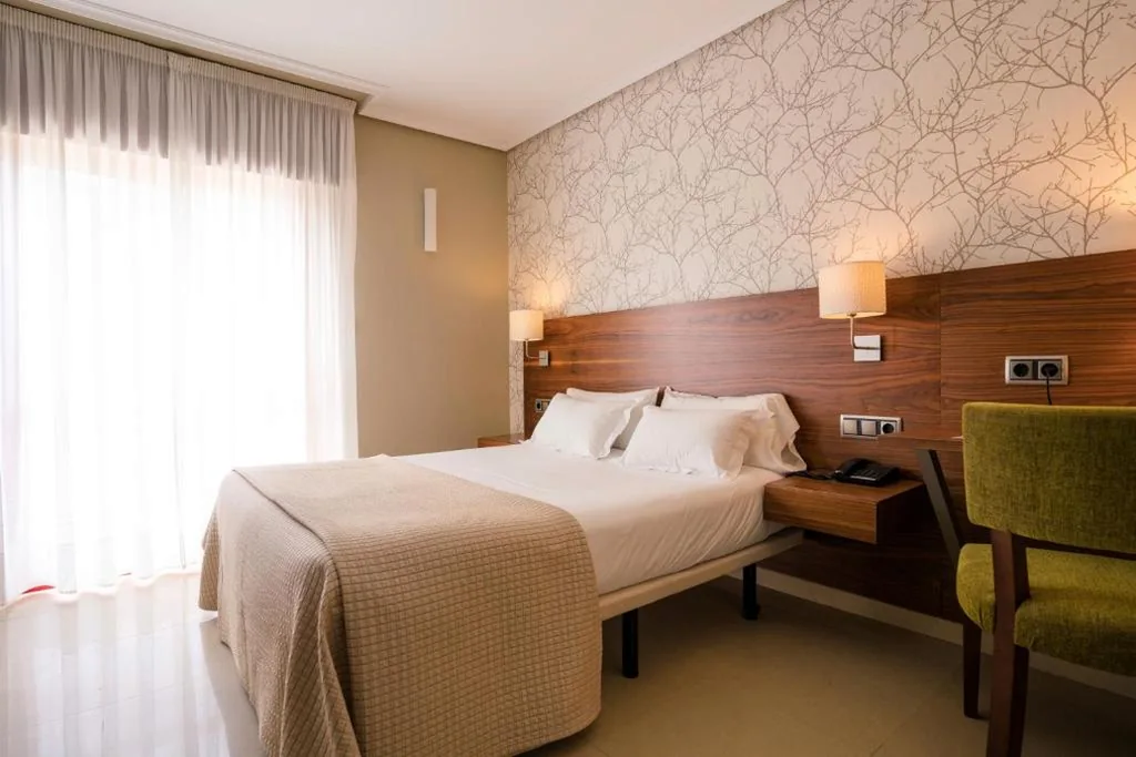 Chambre Double avec balcon — Hotel Piramide