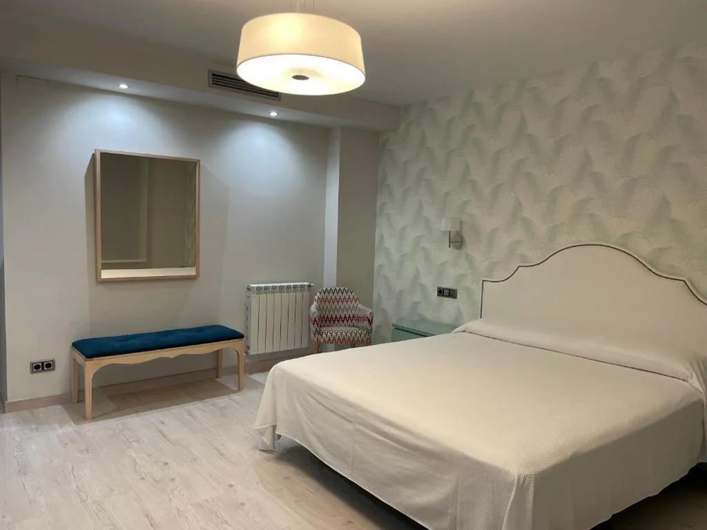 Superior-Zimmer mit extragroßem Doppelbett — Hotel Pirineos Ainsa