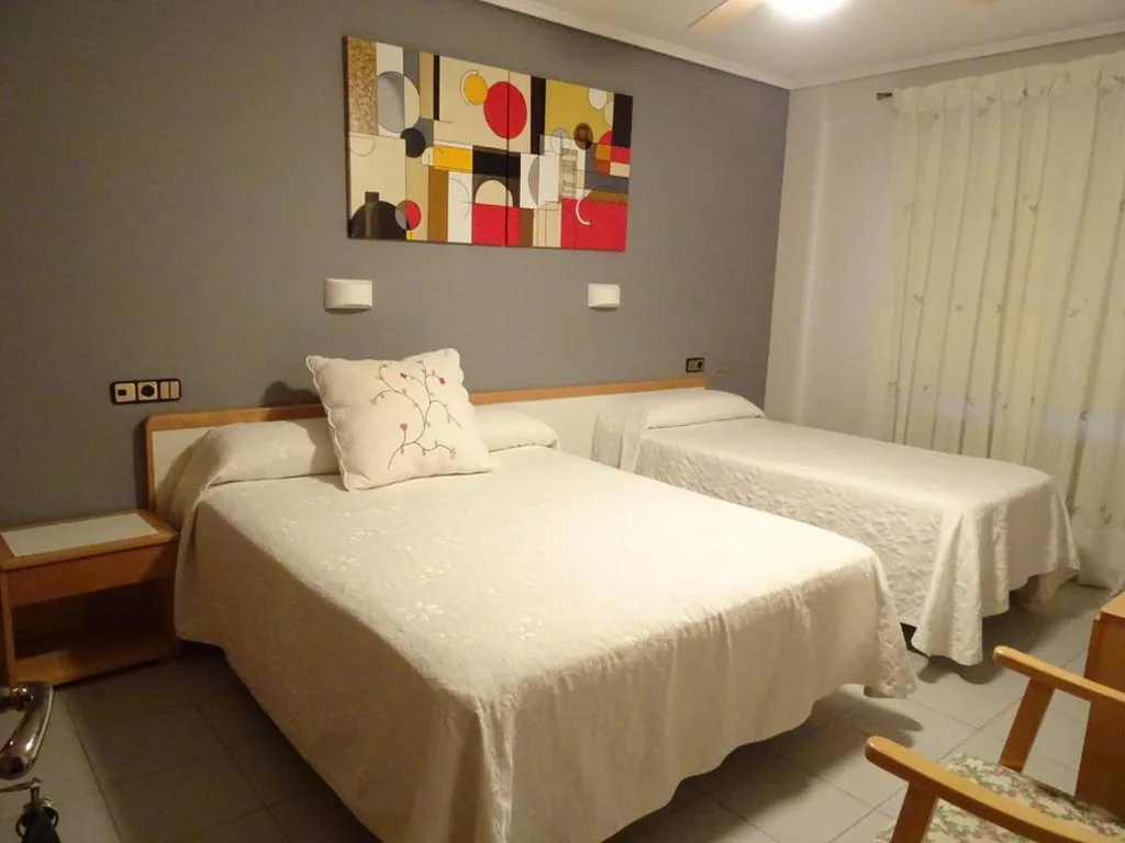 Standard-Dreibettzimmer — Hotel Pirineos Ainsa