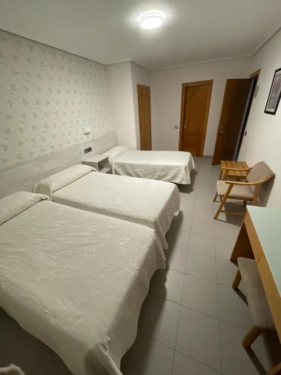 Dreibettzimmer — Hotel Pirineos Ainsa