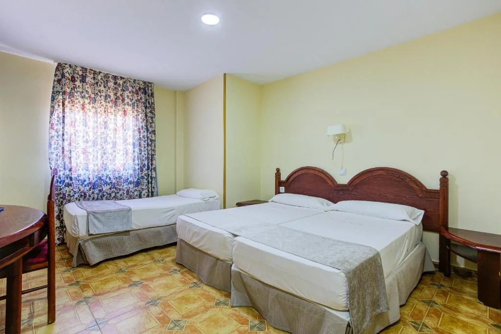 Habitación Triple Clásica — Hotel Pizarro