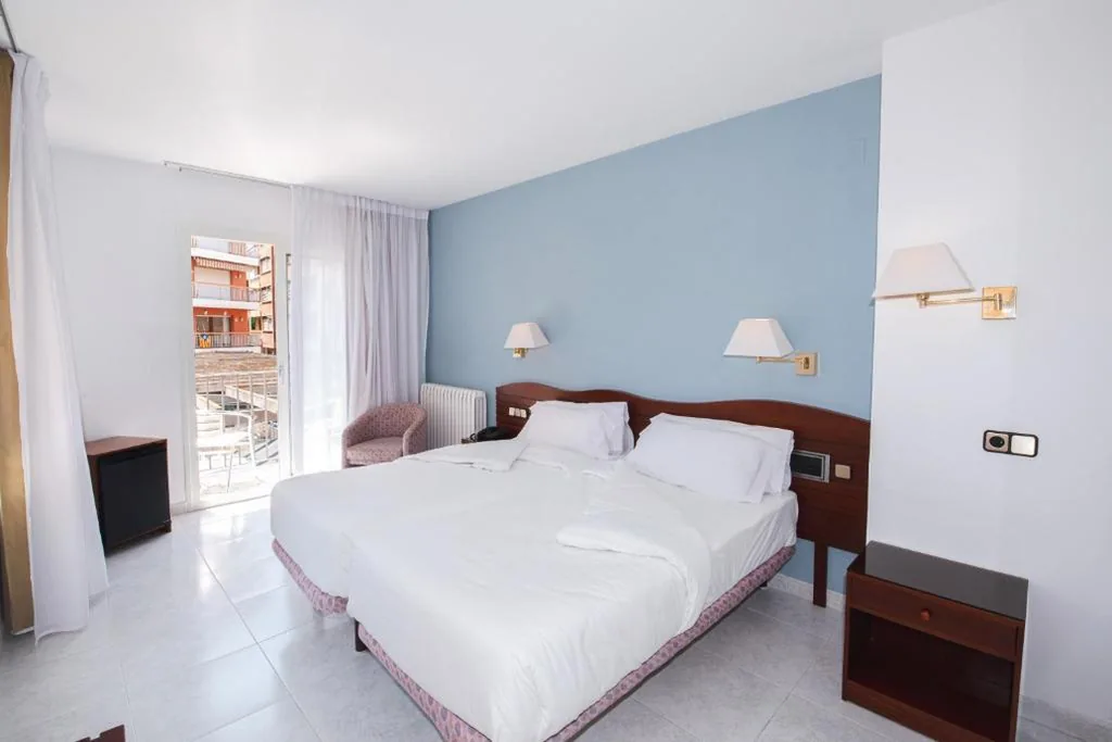 Habitación Doble con balcón - 2 camas — Hotel Plaça