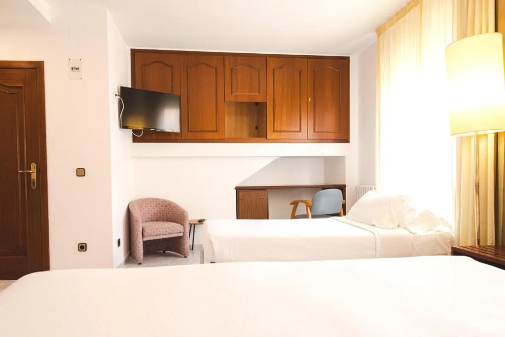 Habitación Triple Clásica — Hotel Plaça