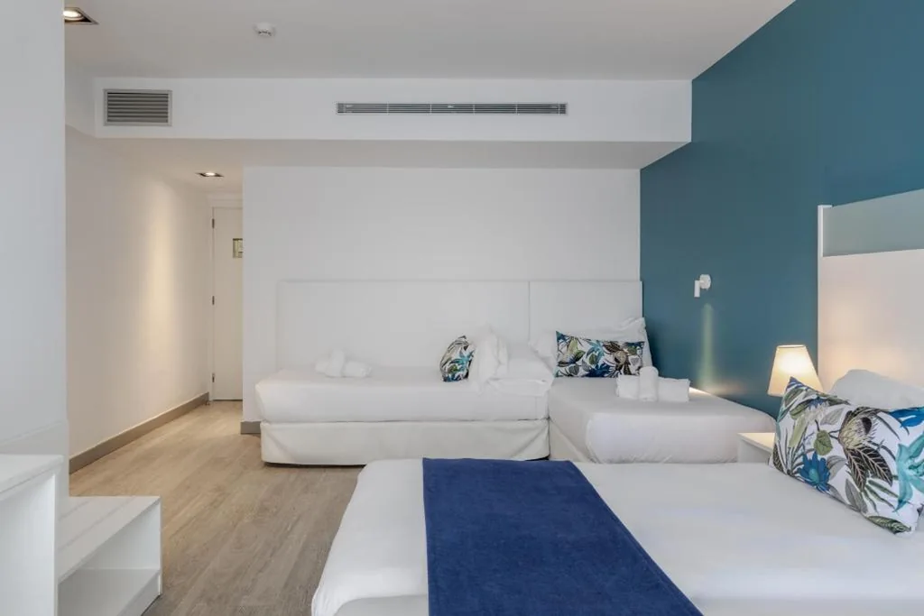 Comfort-Vierbettzimmer mit Balkon — Hotel Planamar by Escampa Hotels