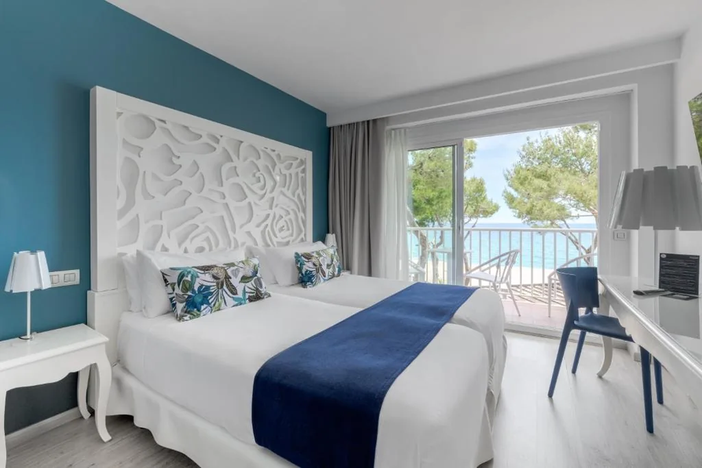 Doppelzimmer mit Balkon und direktem Meerblick — Hotel Planamar by Escampa Hotels