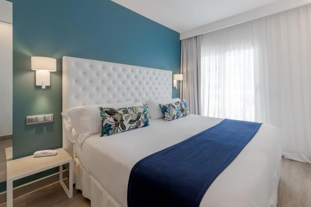 Doppelzimmer mit Balkon und seitlichem Meerblick — Hotel Planamar by Escampa Hotels