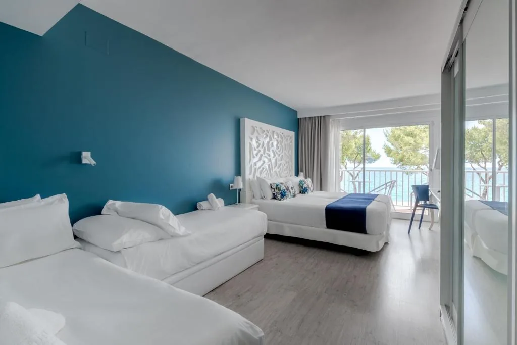 Familienzimmer mit Balkon und Meerblick — Hotel Planamar by Escampa Hotels
