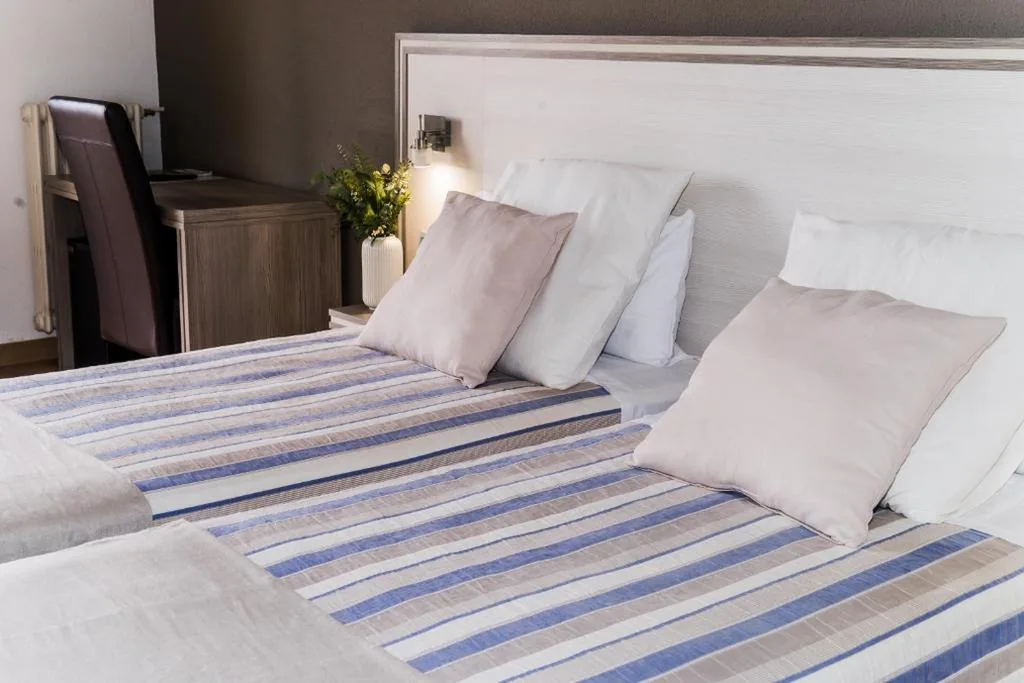 带阳台双人间 - 1 或 2 张床 — Hotel Planas