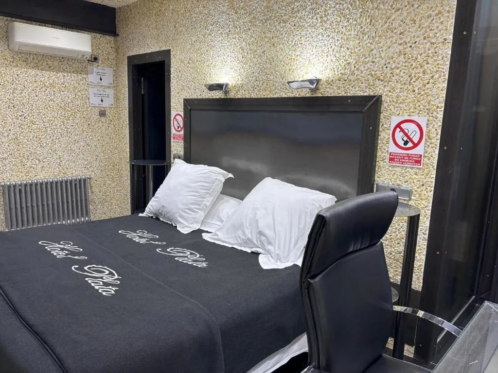 Zimmer mit extragroßem Doppelbett und Whirlpool-Badewanne — Hotel Plata