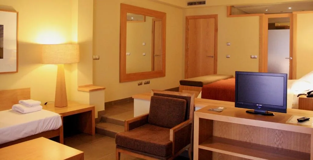 Habitación Doble con 2 camas (2 adultos + 1 niño) — Hotel Playa Calera