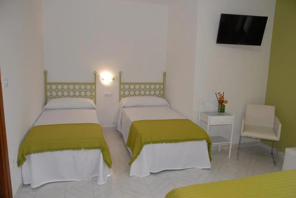 Habitación Cuádruple - vistas al jardín — Hotel Playa de las Catedrales