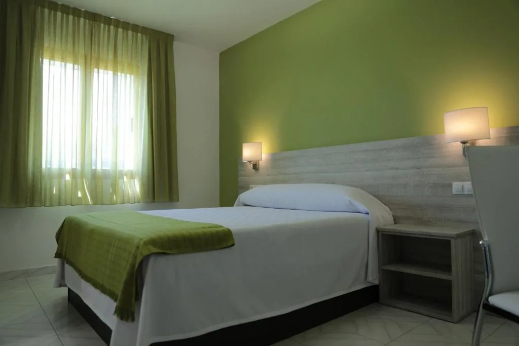 Habitación Doble con cama supletoria — Hotel Playa de las Catedrales