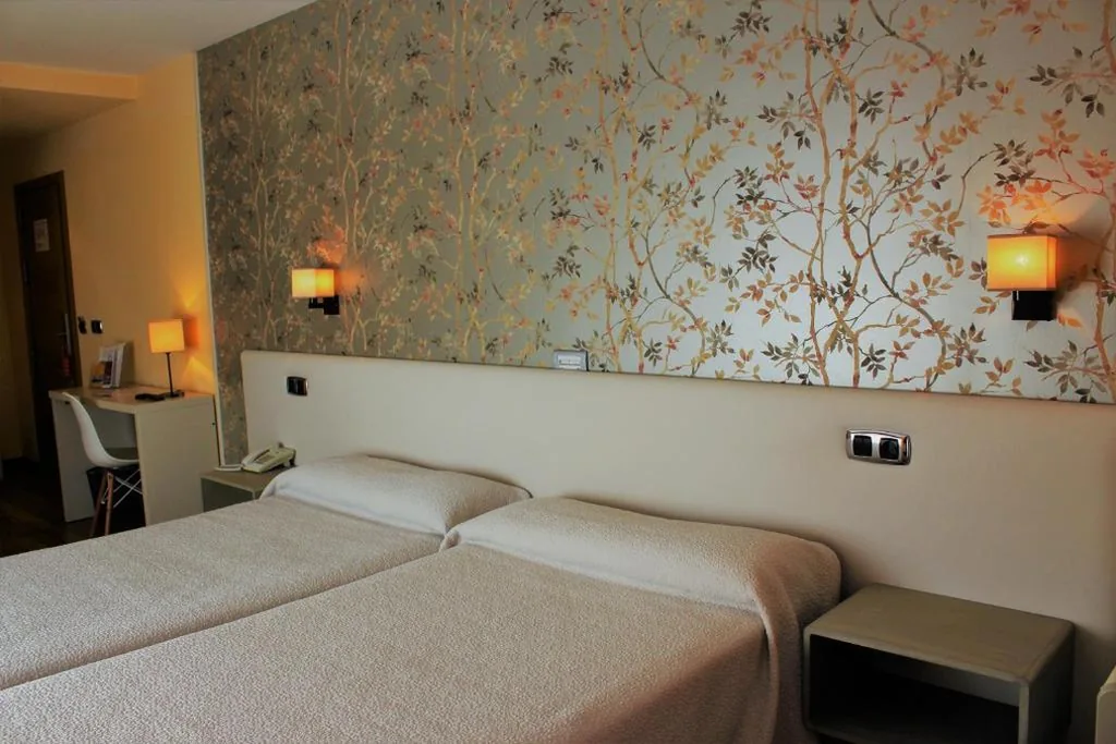 Camera doppia con letto aggiuntivo (3 adulti) — Hotel Playa de Laxe