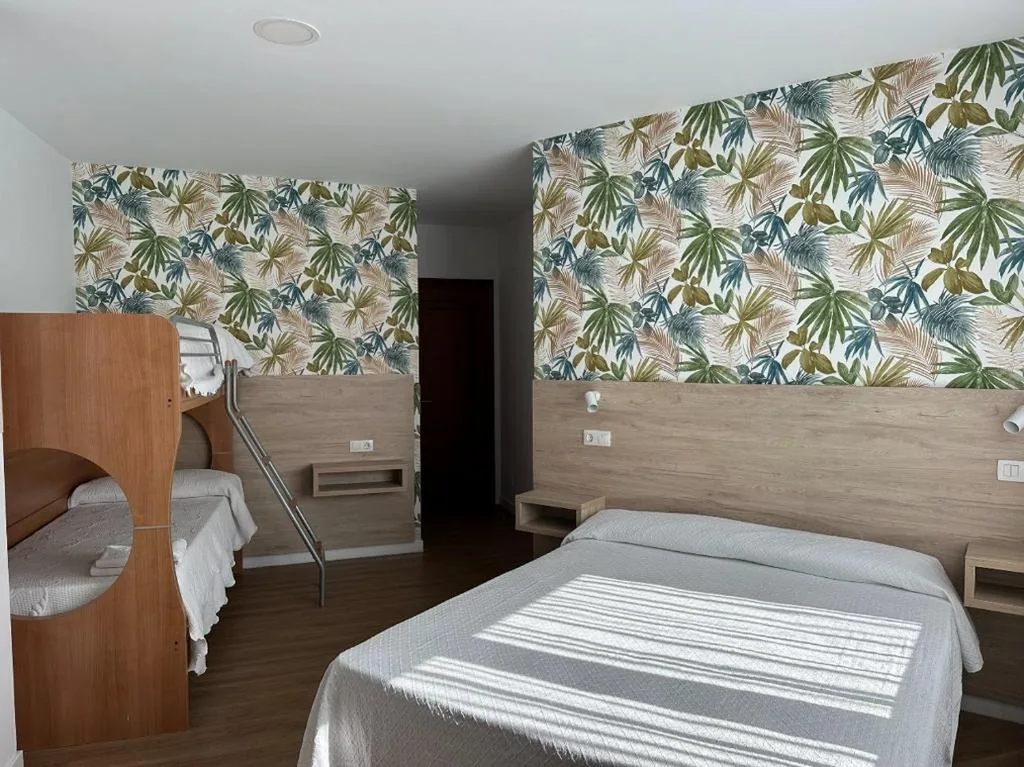 Chambre triple avec salle de bains privative — Hotel Playa de Sardiñeiro