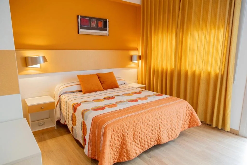 Habitación con cama grande — Hotel Playa