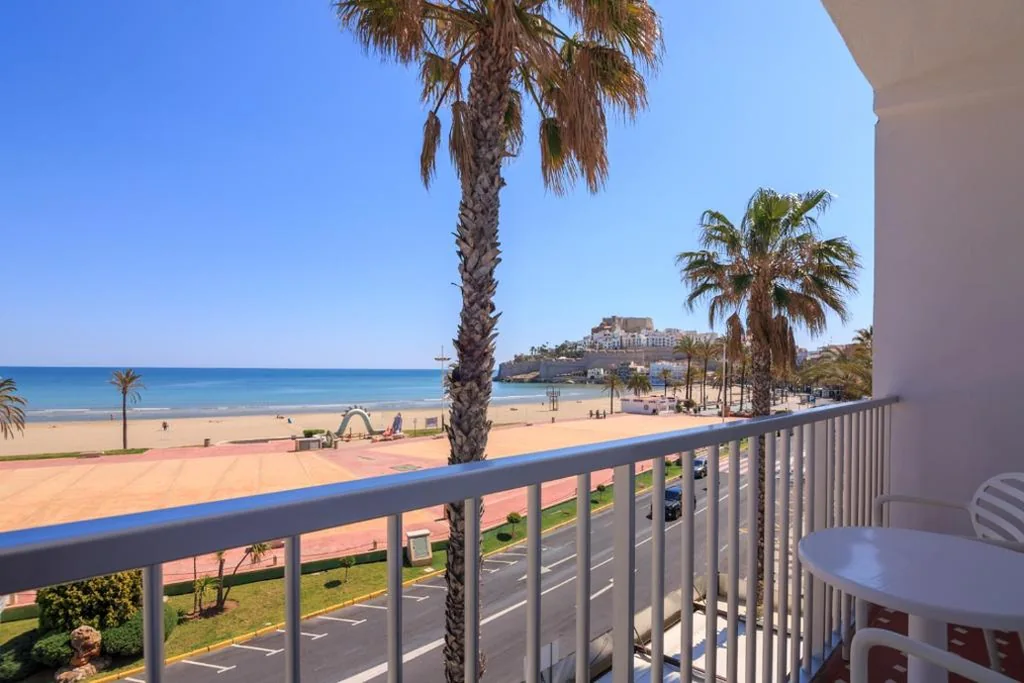 Habitación con cama grande y vistas al mar — Hotel Playa