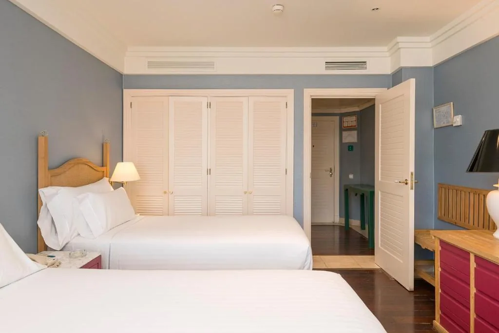 Camera Doppia Classic con vista laterale sul mare e letto aggiuntivo - 1 o 2 letti — Hotel Playa Victoria