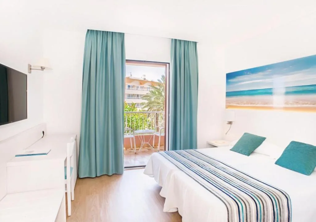 Tweepersoonskamer met zijdelings uitzicht op zee en balkon — Hotel Playas de Paguera