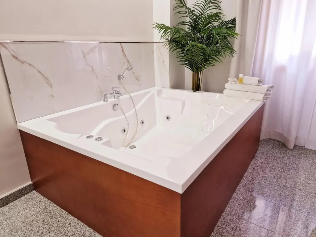 Suite con vasca idromassaggio — Hotel Plaza Del Castillo