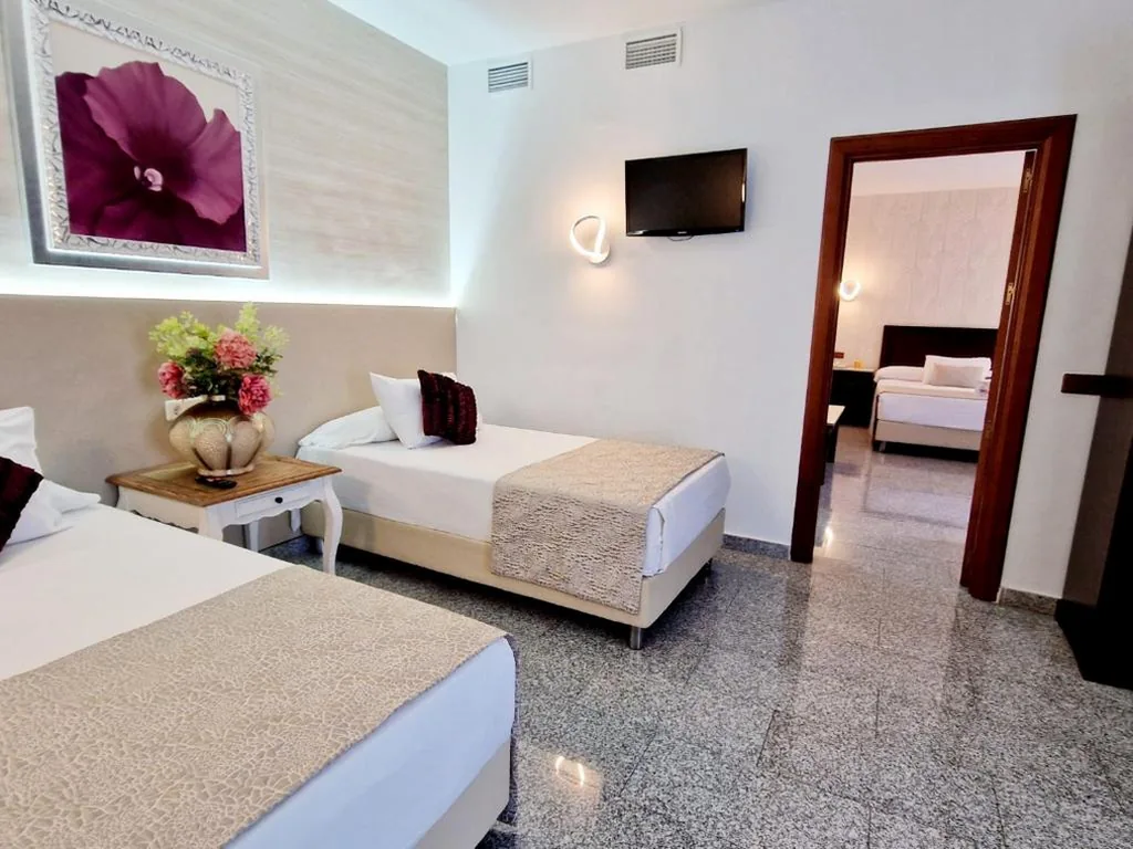 Suite Junior Familiare — Hotel Plaza Del Castillo