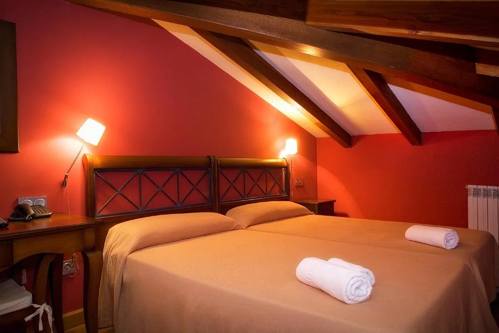 Chambre triple avec salle de bains privative — Hotel Plaza La Abadía