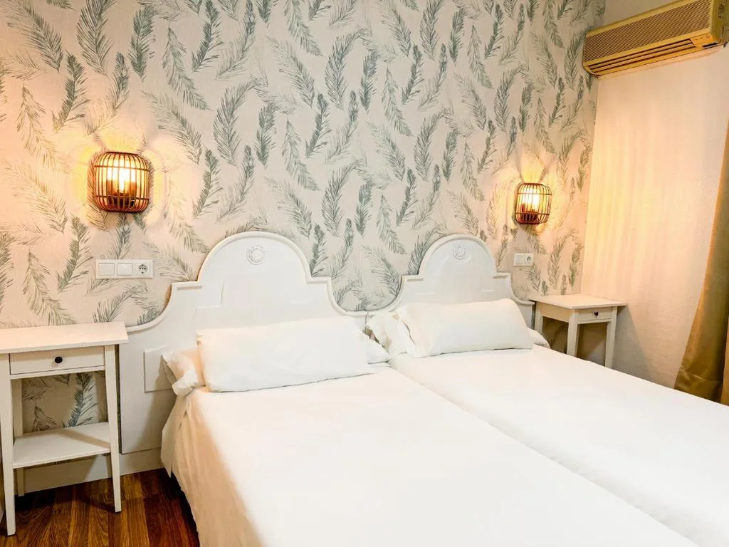 Economy Twin Room — Hotel Plaza Mayor