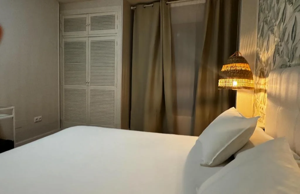 Large Double Room — Hotel Plaza Mayor