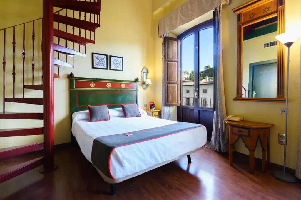 Superior-Dreibettzimmer — Hotel Plaza Nueva