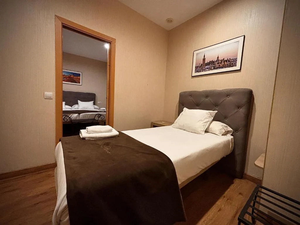 Standard-Dreibettzimmer — Hotel Plaza