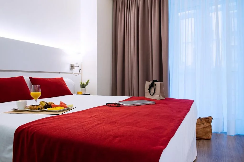 バルコニー付きデラックスダブルルーム – ベッド1台または2台 — Hotel Pompaelo Plaza del Ayuntamiento & Spa