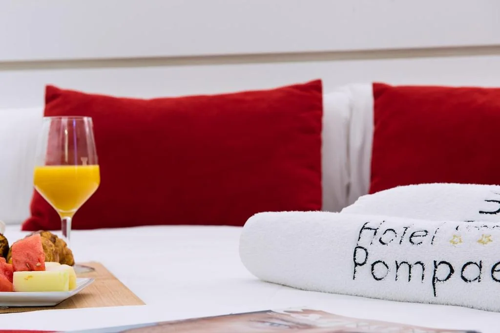 バルコニー付きファミリールーム — Hotel Pompaelo Plaza del Ayuntamiento & Spa