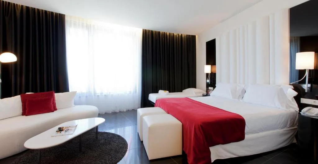 エキストラベッド1台付きスーペリアダブルルーム（シングルベッド1台または2台）（大人2名＋子供1名） — Hotel Porta Fira 4* Sup