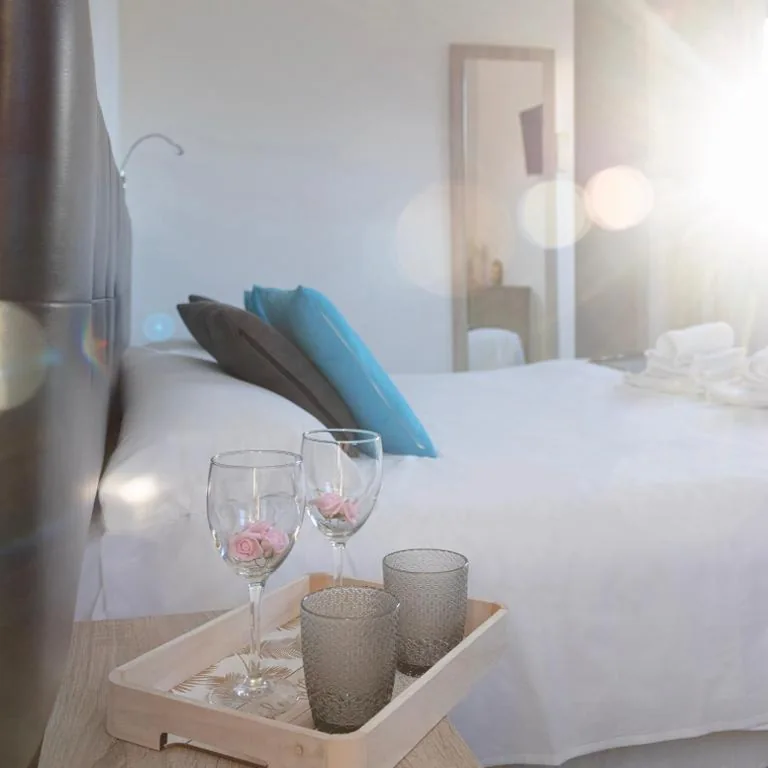 Quarto com cama de casal grande — Hotel Portmán