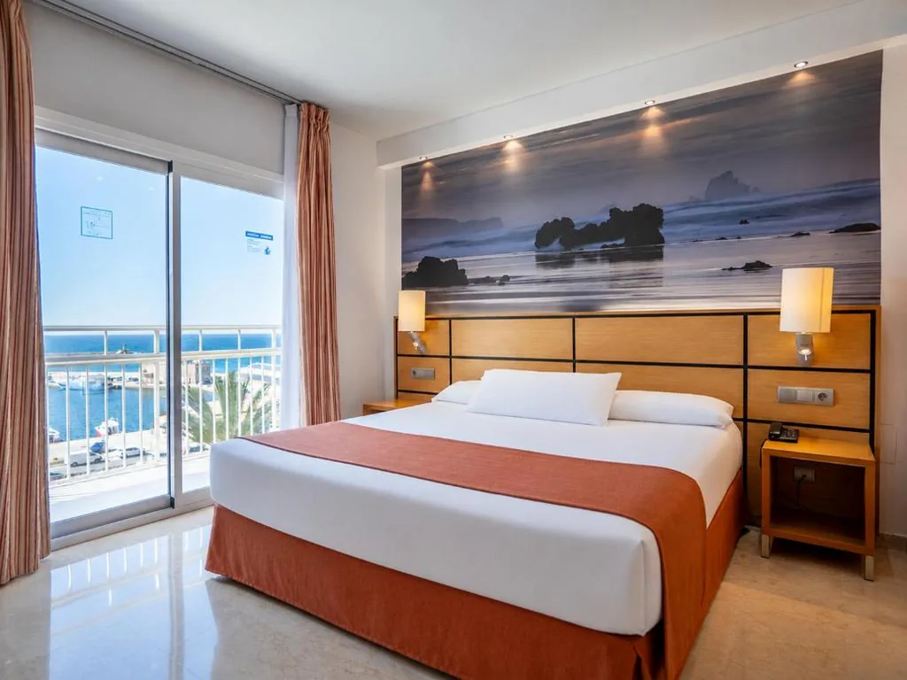 海を正面に望むスーペリアダブルルーム（シングルベッド2台またはダブルベッド1台） — Hotel Porto Calpe