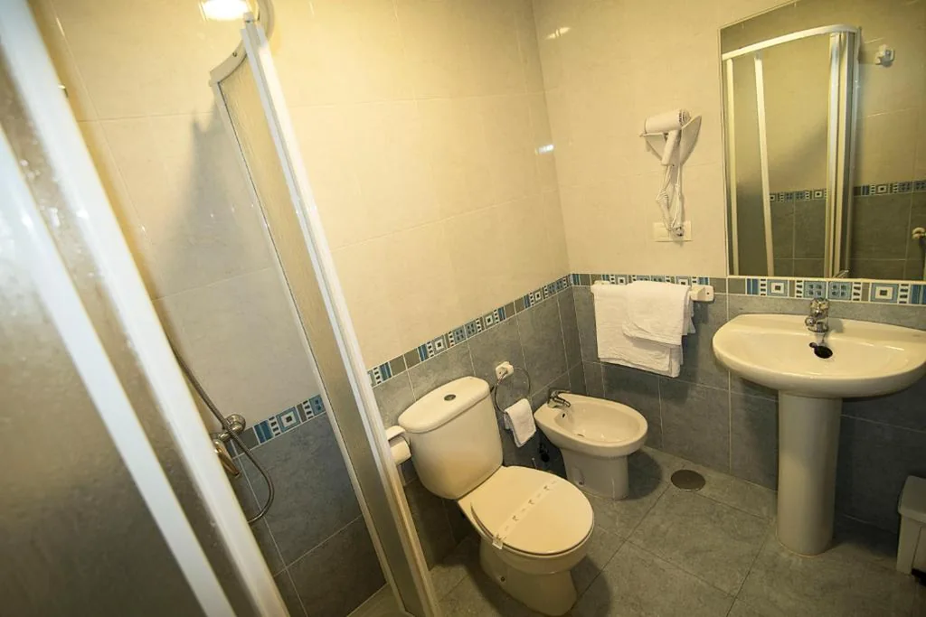 Quarto Duplo com casa de banho privativa — Hotel Porto do Barqueiro