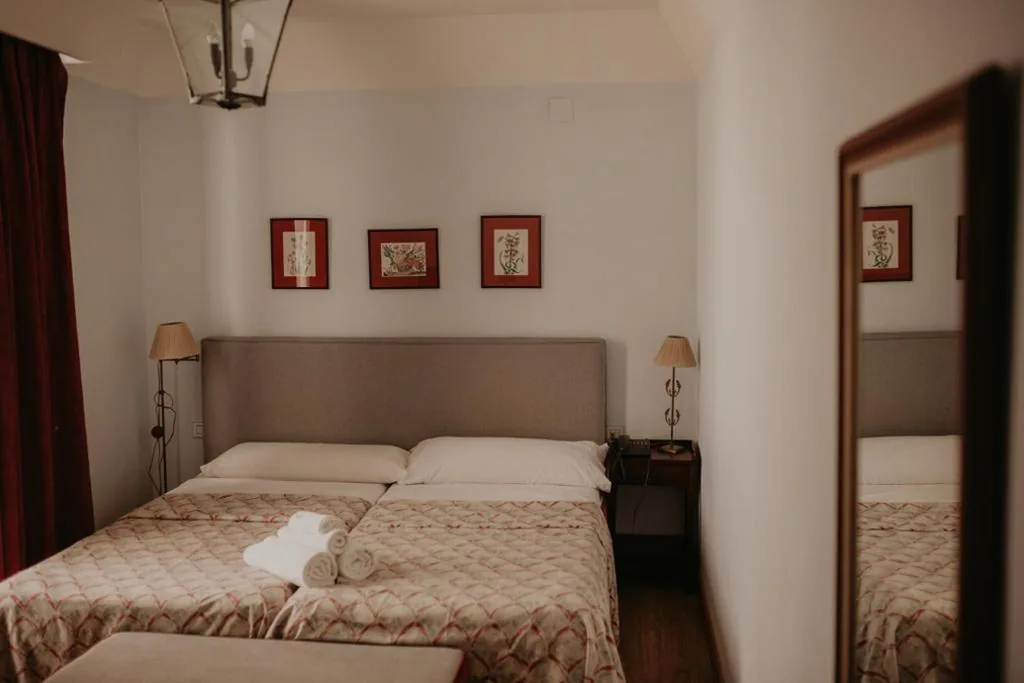 Camera doppia con 2 letti — Hotel Posada de Valdezufre