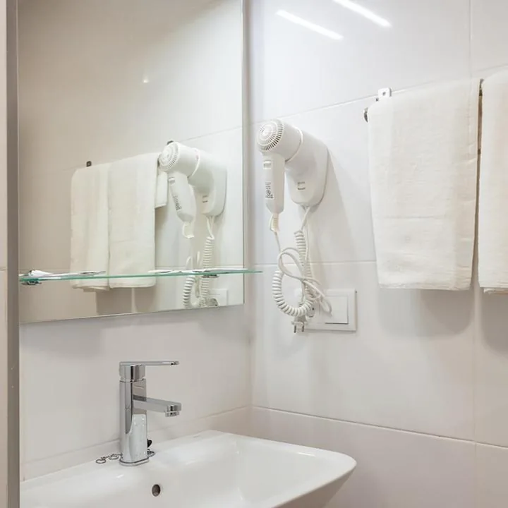 Doppelzimmer mit 1 oder 2 Betten — Hotel Prada.