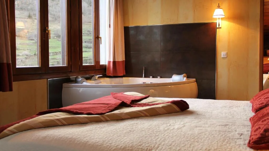 Suite Junior avec baignoire balnéo — Hotel Pradas Ordesa