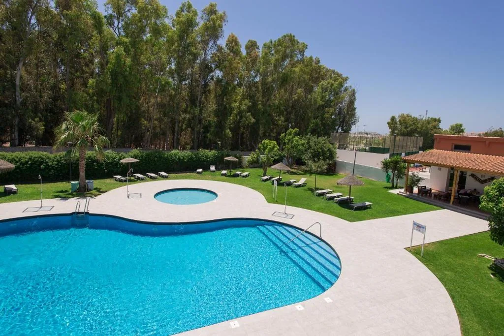 Camera doppia con letto supplementare e vista sulla piscina — Hotel Pradillo Conil