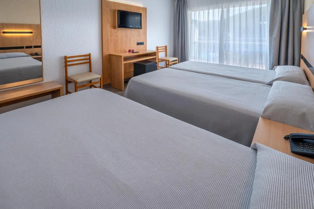 Habitación Triple con balcón — Hotel President