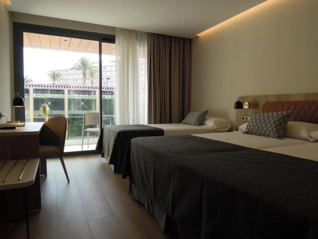 Camera tripla con vista sulla città (2 adulti + 1 bambino) — Hotel Presidente 4 sup