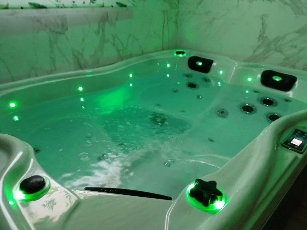 Quarto com Cama de Casal e Banheira de Hidromassagem — Hotel Primavera