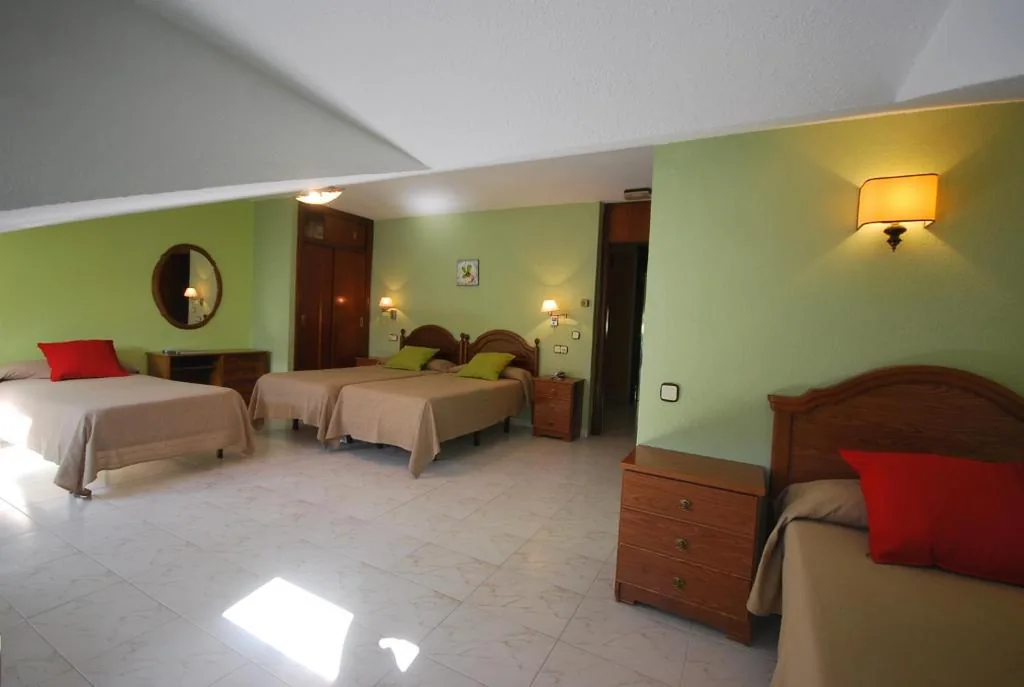 Quarto Triplo Económico — Hotel Principado De Europa