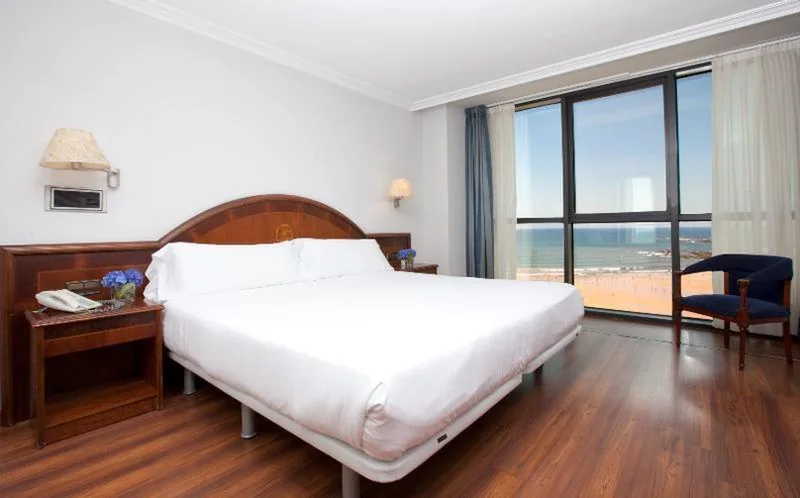 Habitación Triple con vistas al mar — Hotel Príncipe de Asturias