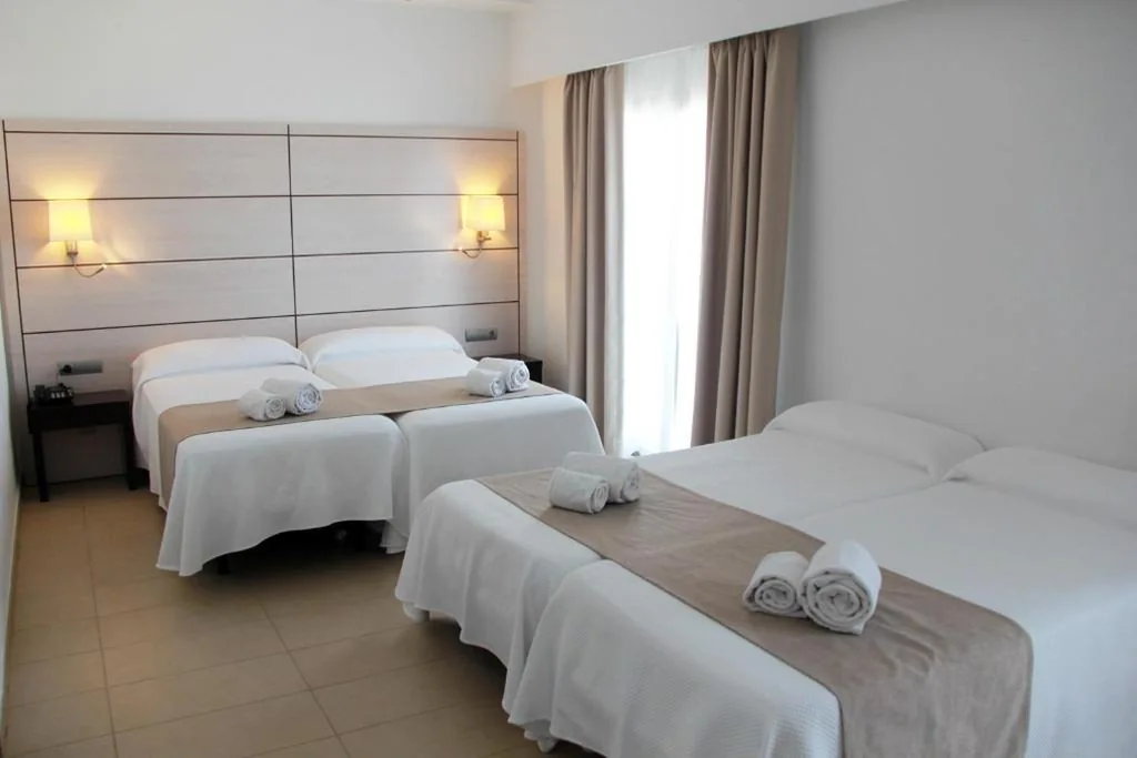 Standard-Vierbettzimmer — Hotel Puchet Ibiza