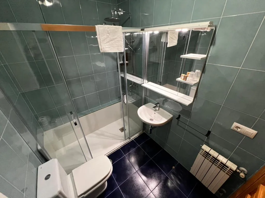 Habitación con cama grande y balcón — Hotel Puente de Piedra
