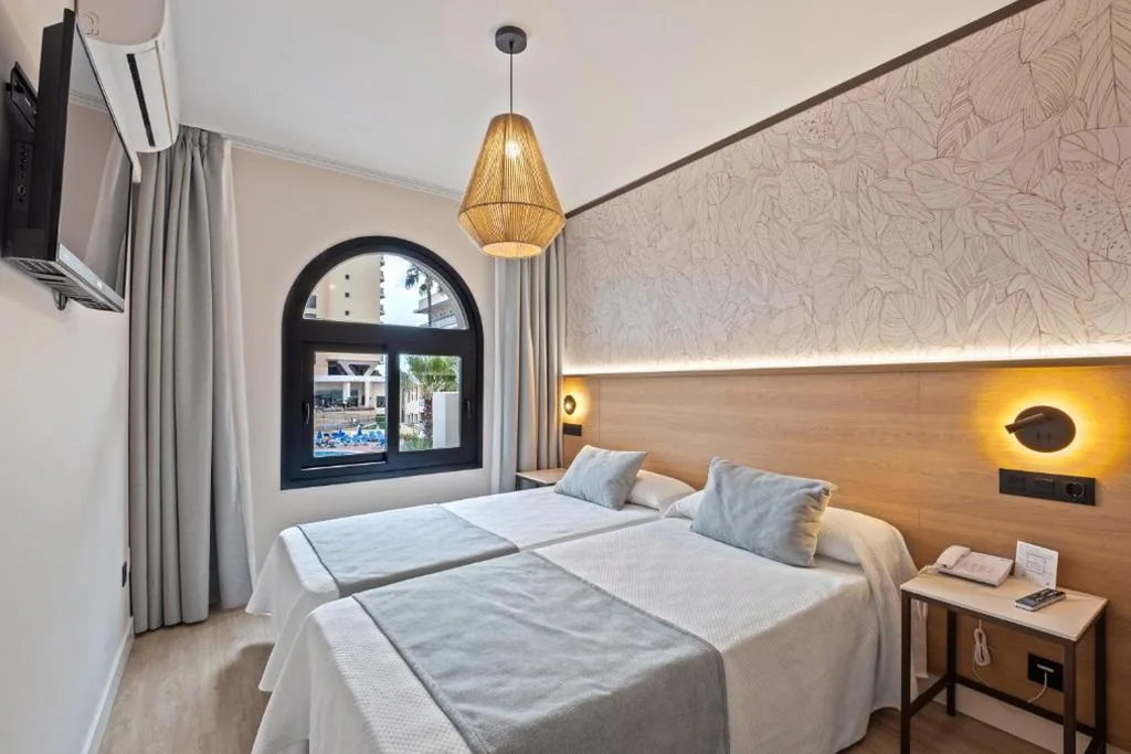 Junior Suite met uitzicht op het zwembad — Hotel Puente Real